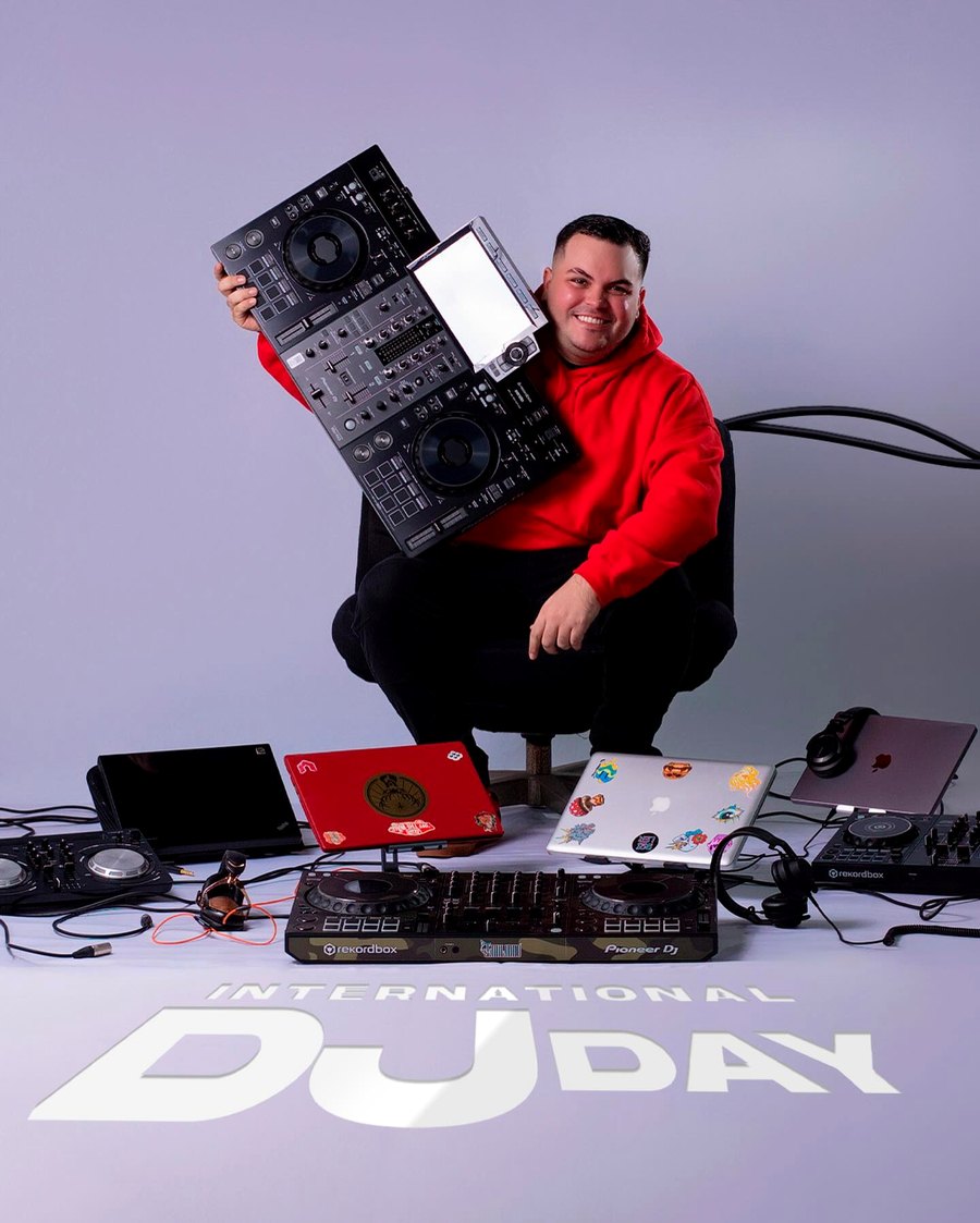 Emiliano Corredor rodeado de su equipo, en el Día Internacional del DJ